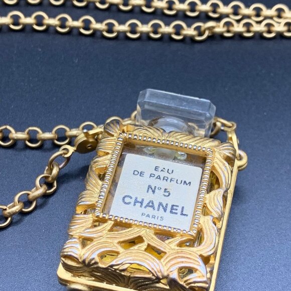 Vintage 1990's Authentic CHANEL Gold Toned No 5 Perfume Chain Necklace - Picture 4 of 10